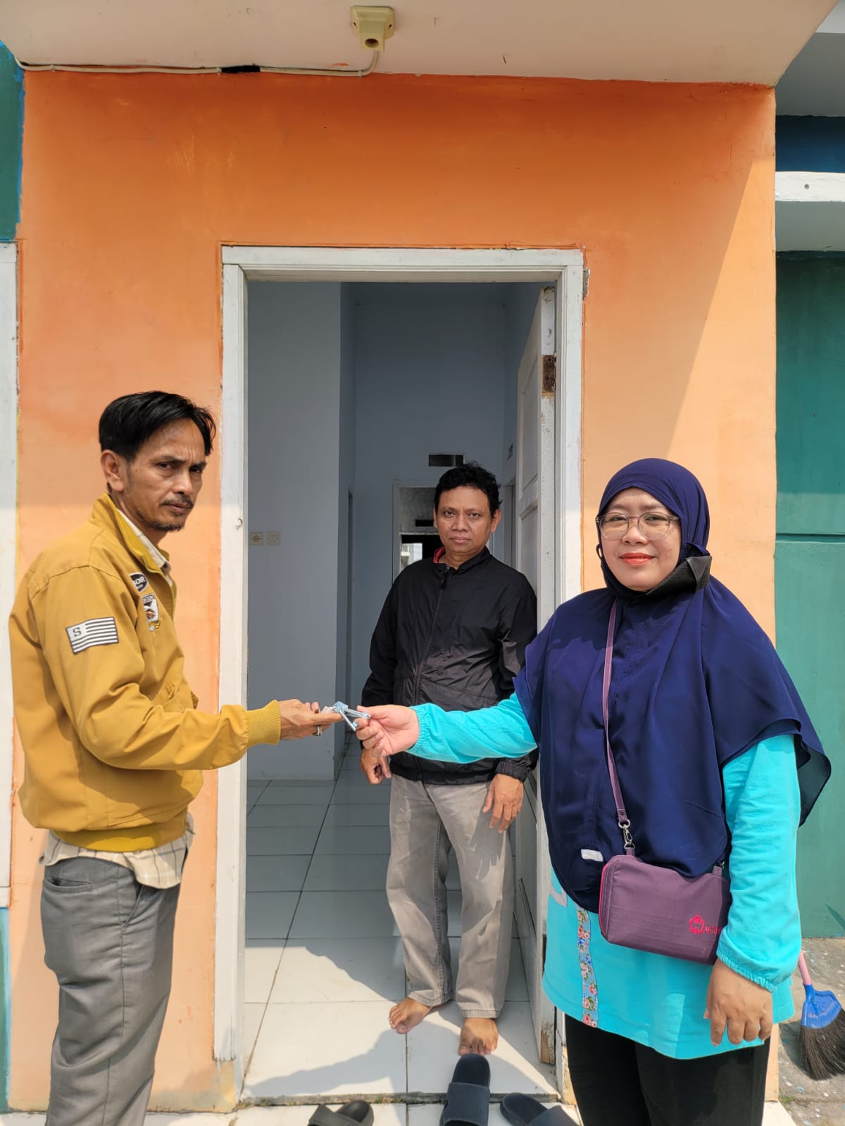 Impian Keluarga Kecil Terwujud! Heni Hariyani Terima Kunci Rumah